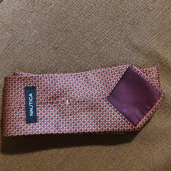 Nautica men's tie.  Like new condition - Picture 2 of 2